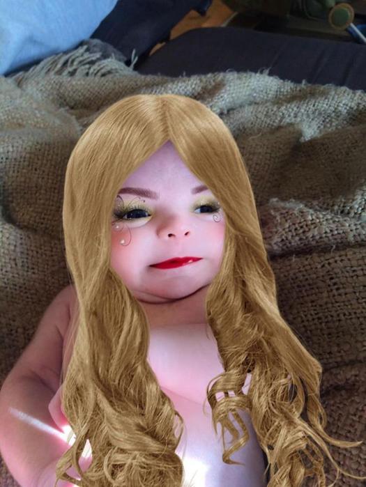 Мама сделала макияж младенцу в приложении смартфона