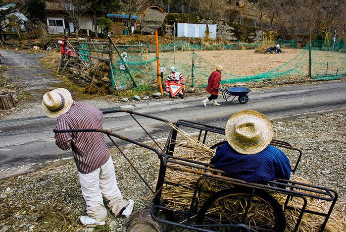 Японскую деревню населяют большие тряпичные куклы
