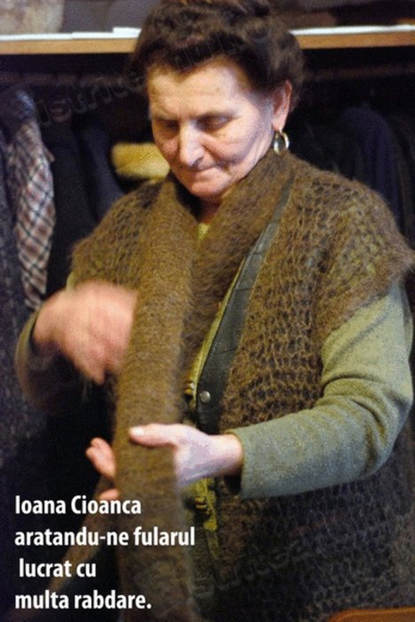 Вяжет из своих волос Вяжет из своих волос