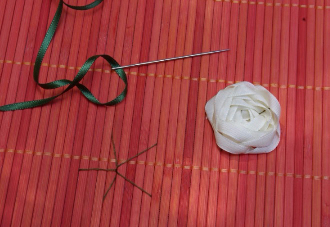 Вышиваем лентами розы (8) (659x453, 275Kb)