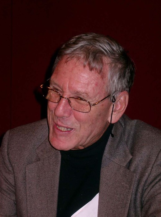 1939 Амос Оз (Amos Oz; настоящая фамилия - Клаузнер) популярный