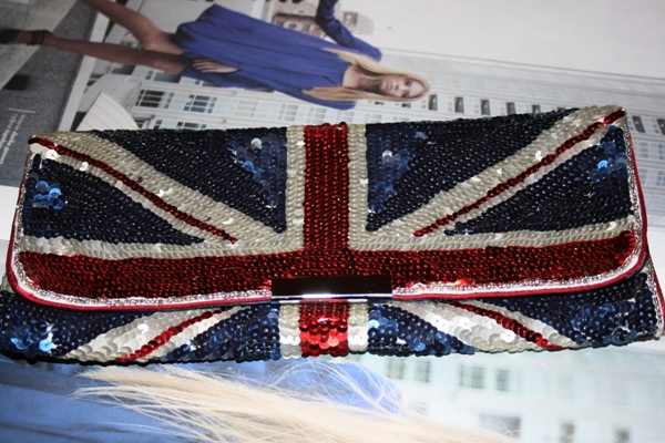 одежда с британским флагом