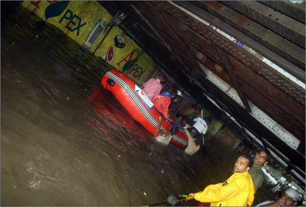 Реклама лодки в Мумбае, которая спасла людей во время потопа (фото)