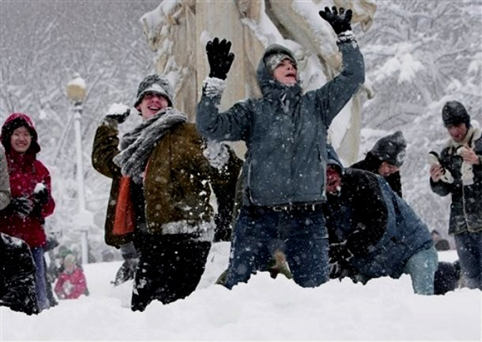 Снежный флэшмоб в Dupont Circle в Вашингтоне, 6 февраля 2010 года.