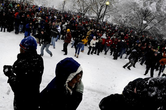 Снежный флэшмоб в Dupont Circle в Вашингтоне, 6 февраля 2010 года.