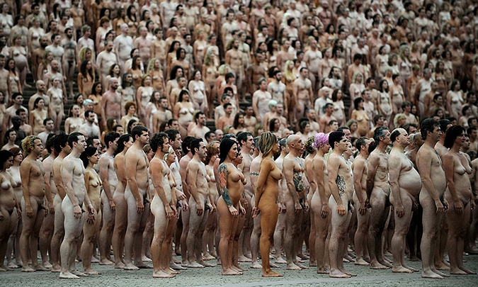 Спенсер Туник сфотографировал 5200 голых людей на ступеньках сиднейской Оперы, Австралия, 1 марта 2010 года.