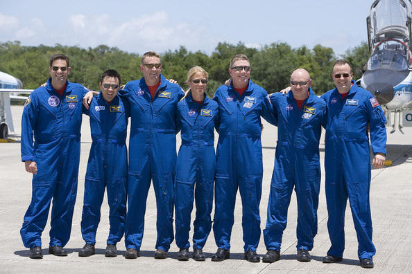 http://www1.pictures.gi.zimbio.com/Discovery+Astronauts+Arrive+Cape+CanaveralЩаУ1Pl.jpg