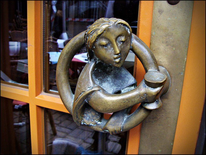 Ресторанная дверь в Старом городе. Дюссельдорф, скульптор Макс Кратц.