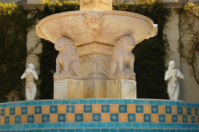 Hearst Castle - дворец на вершине горы над океаном 73935