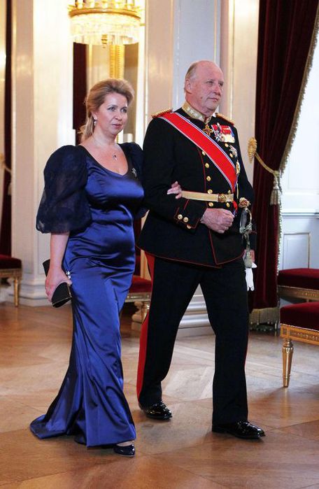 http://img0.liveinternet.ru/images/attach/c/1//58/465/58465589_1272651486_Zavershilsya_pervuyy_den__vizita_torzhestvennuym_banketom_na_kotoruyy_suprugu_rossiyskogo_prezidenta_soglasno_protokolu_soprovozhdal_korol__Haral_d_Pyatuyy.jpg