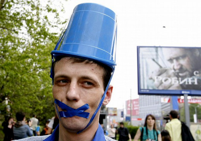Митинг перед штаб-квартирой федерального правительства Москвы, Россия, 2 мая 2010 года.