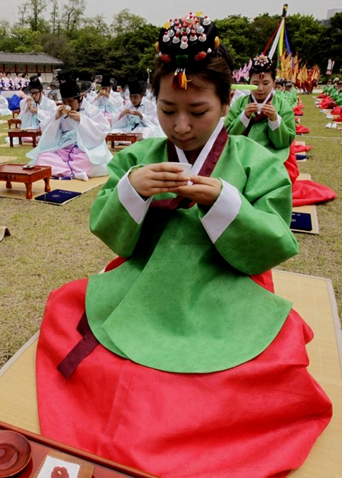 Церемония совершеннолетия прошла в Gyeonghui Palace, Сеул, 17 мая 2010 года.