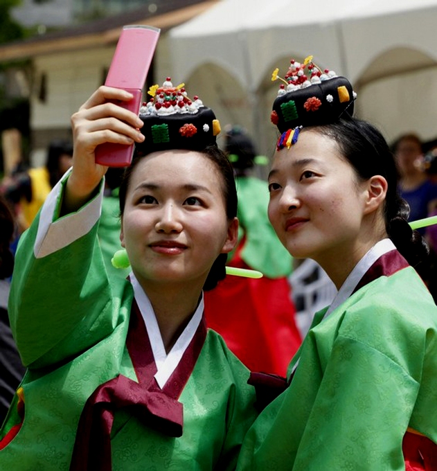 Церемония совершеннолетия прошла в Gyeonghui Palace, Сеул, 17 мая 2010 года.