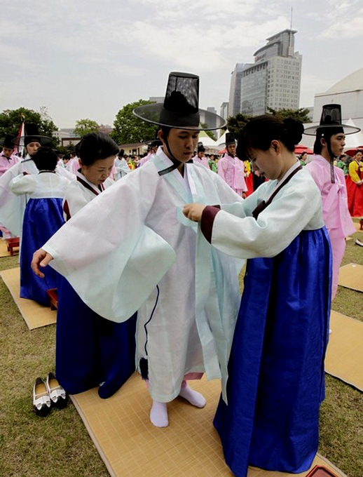 Церемония совершеннолетия прошла в Gyeonghui Palace, Сеул, 17 мая 2010 года.