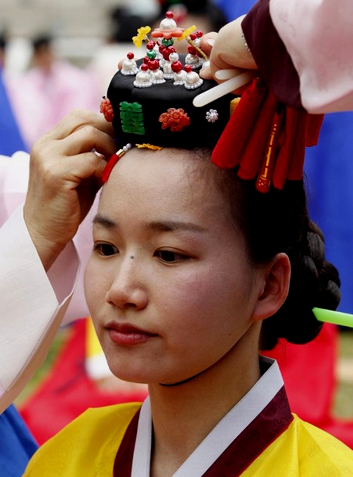 Церемония совершеннолетия прошла в Gyeonghui Palace, Сеул, 17 мая 2010 года.