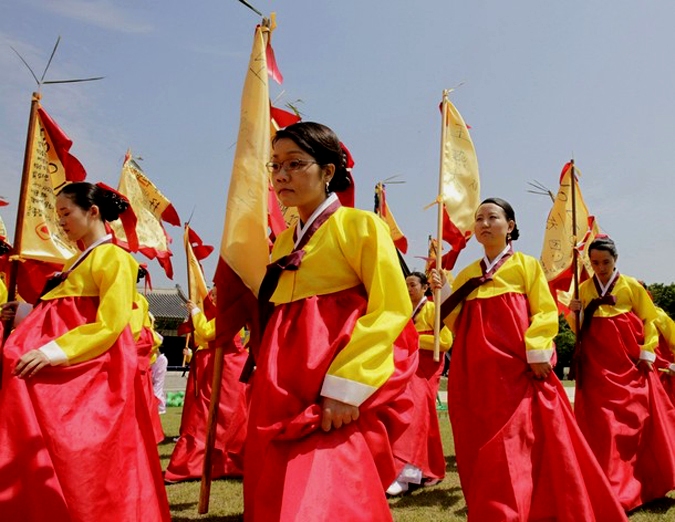 Церемония совершеннолетия прошла в Gyeonghui Palace, Сеул, 17 мая 2010 года.