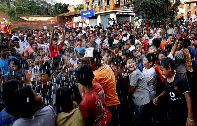 Фестиваль колесниц в Катманду, 17 мая 2010 года. (Rato (Red) Machindranath Chariot Festival in Kathmandu on May 17, 2010.)