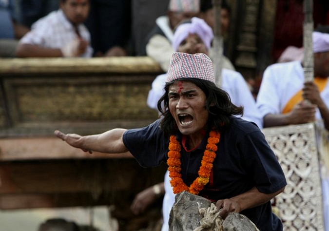 Фестиваль колесниц в Катманду, 17 мая 2010 года. (Rato (Red) Machindranath Chariot Festival in Kathmandu on May 17, 2010.)