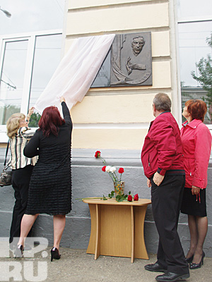 Две мемориальные доски, посвященные памяти Олега Янковского, открыли в Саратове 20 мая 2010 года.