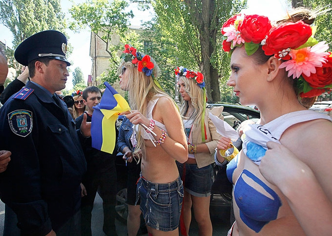 Активисток FEMEN повязали с недокрашенной грудью перед зданием посольства России в Киеве, 27 мая 2010 года.