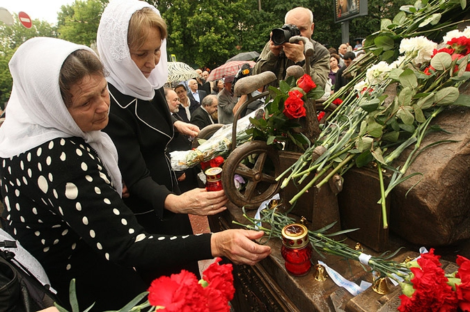 В Москве открылся памятник погибшим в Беслане, 1 июня 2010 года.