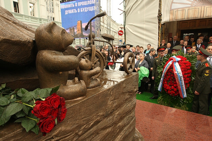 В Москве открылся памятник погибшим в Беслане, 1 июня 2010 года.