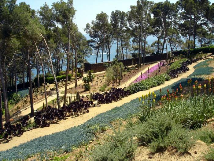 Прогулка берегом моря в сад Cap Roig (700x525, 128Kb)