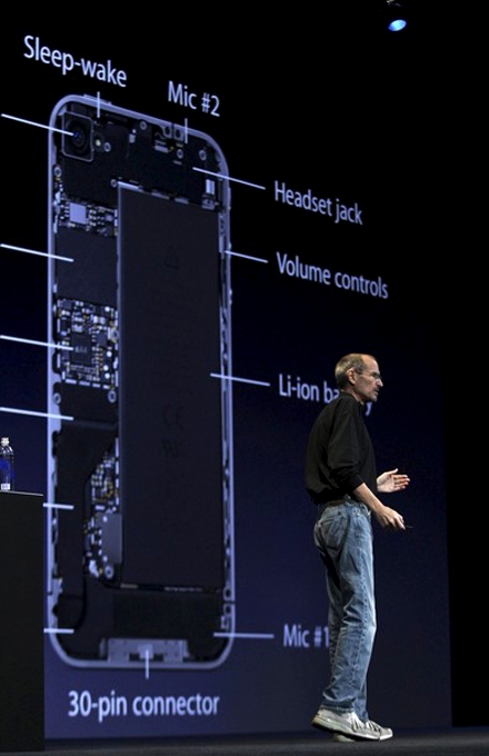 Стив Джобс представил iPhone четвертого поколения, международная конференция WWDC-2010 (Worldwide Developers Conference) для девелоперов в Сан-Франциско, 7 июня 2010 года.