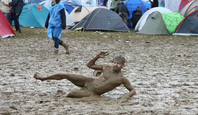 Фестиваль ходоков по прыжкам в грязи (festival goer jumps into the mud) на Саутсайд фестивале (Southside festival) в  Нойхаузен (Neuhausen), Германия, 19 июня 2010 года.