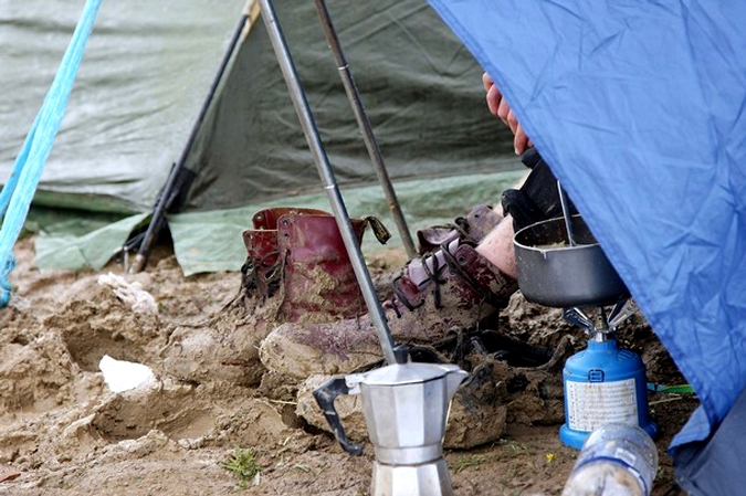 Фестиваль ходоков по прыжкам в грязи (festival goer jumps into the mud) на Саутсайд фестивале (Southside festival) в  Нойхаузен (Neuhausen), Германия, 19 июня 2010 года.