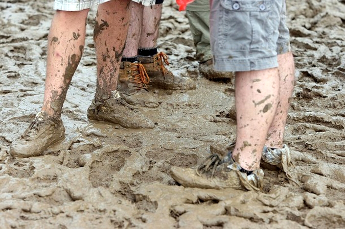 Фестиваль ходоков по прыжкам в грязи (festival goer jumps into the mud) на Саутсайд фестивале (Southside festival) в  Нойхаузен (Neuhausen), Германия, 19 июня 2010 года.