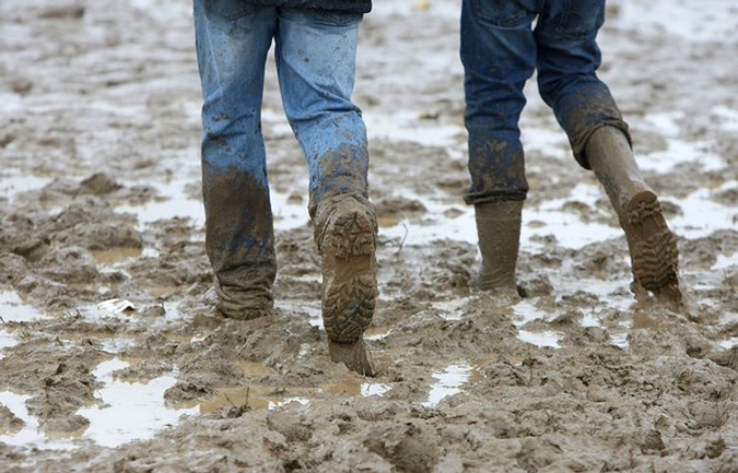 Фестиваль ходоков по прыжкам в грязи (festival goer jumps into the mud) на Саутсайд фестивале (Southside festival) в  Нойхаузен (Neuhausen), Германия, 19 июня 2010 года.