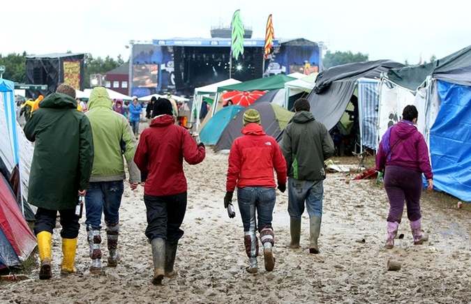 Фестиваль ходоков по прыжкам в грязи (festival goer jumps into the mud) на Саутсайд фестивале (Southside festival) в  Нойхаузен (Neuhausen), Германия, 19 июня 2010 года.