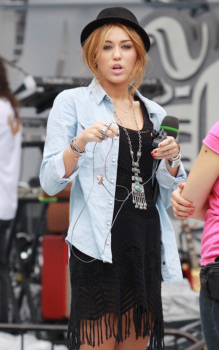 Модельер Александр Маккуин покончил с собой miley-cyrus-061910-1 (437x699, 82 Kb)