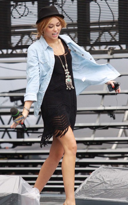 Модельер Александр Маккуин покончил с собой miley-cyrus-061910-3 (437x699, 83 Kb)