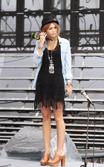 Модельер Александр Маккуин покончил с собой miley-cyrus-061910-5 (437x699, 86 Kb)