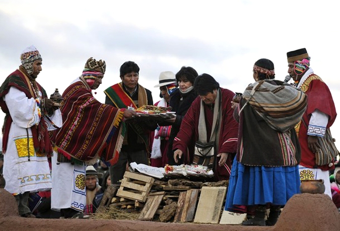 Аймара Новый год (Aymara New year) в Тиуанако, 70 км от Ла-Паса 21 июня 2010 года.