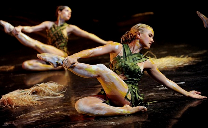 Земля и небо от Бангарра Театра танца (Bangarra Dance Theatre) в Сиднее, 22 июня 2010 года.