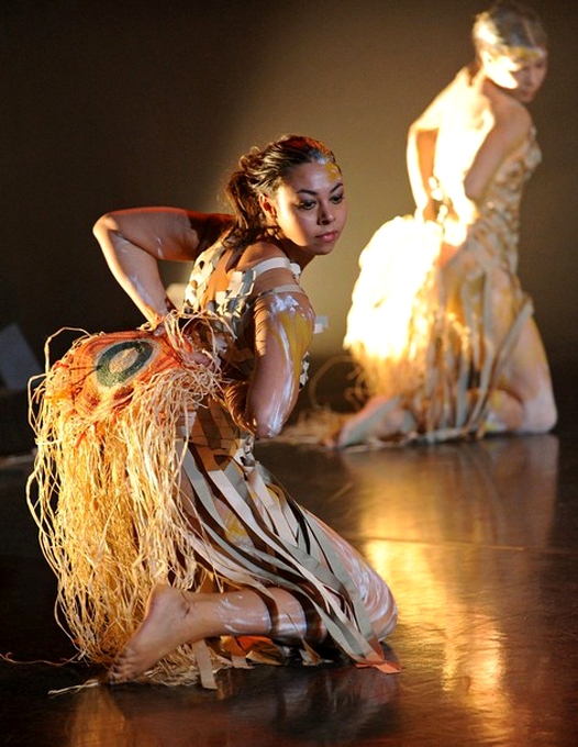 Земля и небо от Бангарра Театра танца (Bangarra Dance Theatre) в Сиднее, 22 июня 2010 года.