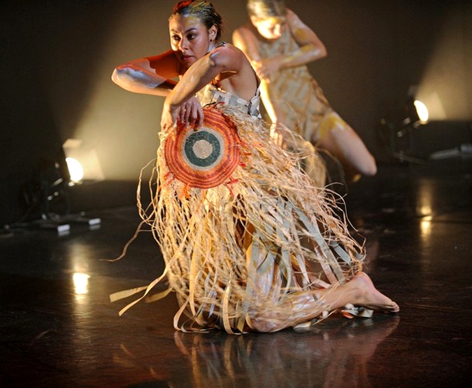 Земля и небо от Бангарра Театра танца (Bangarra Dance Theatre) в Сиднее, 22 июня 2010 года.