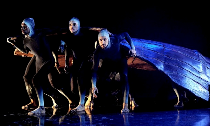 Земля и небо от Бангарра Театра танца (Bangarra Dance Theatre) в Сиднее, 22 июня 2010 года.