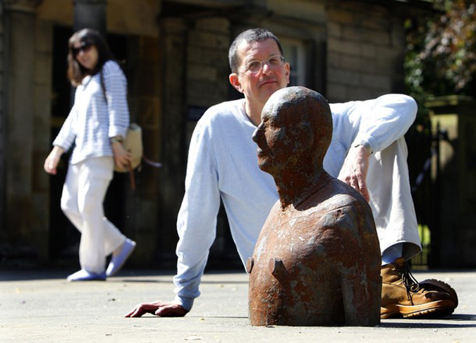 Чугунные фигуры  Энтони Гормли (Antony Gormley) возле Лейт Галереи современного искусства в Эдинбурге, Шотландия, 22 июня 2010 года.