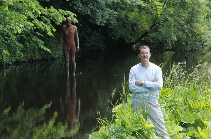 Чугунные фигуры  Энтони Гормли (Antony Gormley) возле Лейт Галереи современного искусства в Эдинбурге, Шотландия, 22 июня 2010 года.