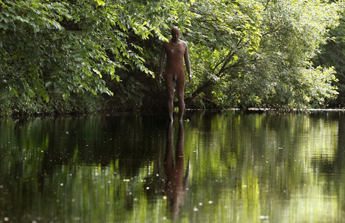 Чугунные фигуры  Энтони Гормли (Antony Gormley) возле Лейт Галереи современного искусства в Эдинбурге, Шотландия, 22 июня 2010 года.