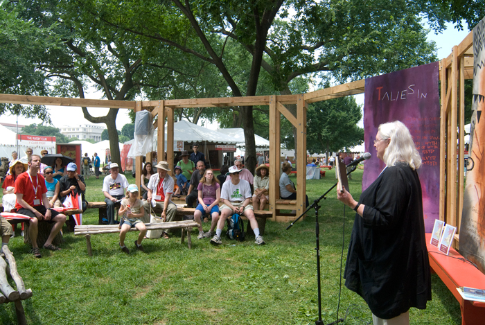 Музыкальный Смитсоновский фольклорный фестиваль (Smithsonian Folklife Festival) на территории Смитсоновского музейного комплекса в Вашингтоне.