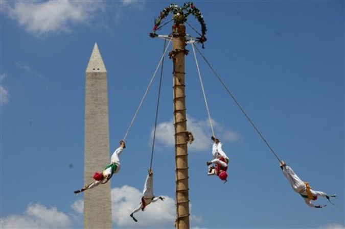 Музыкальный Смитсоновский фольклорный фестиваль (Smithsonian Folklife Festival) на территории Смитсоновского музейного комплекса в Вашингтоне.