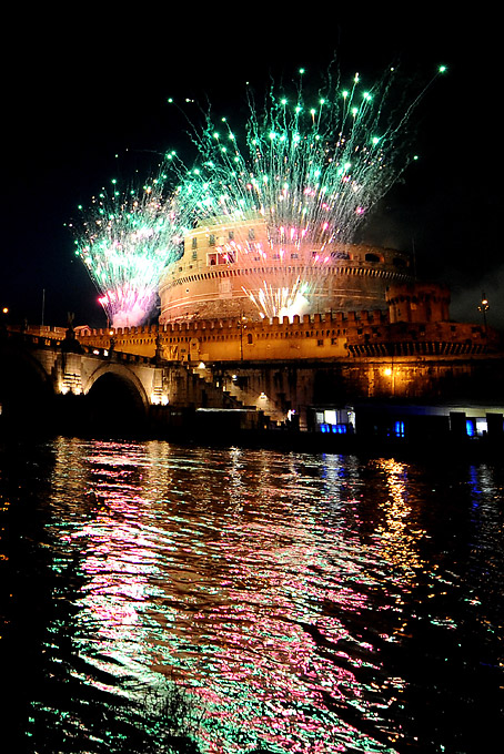 Праздник святых Петра и Павла (Feast of Saints Peter and Paul) в центре Рима, 28 июня 2010 года.