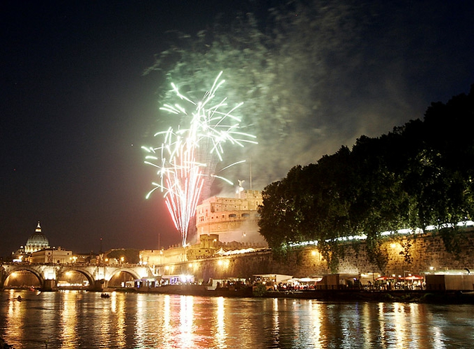 Праздник святых Петра и Павла (Feast of Saints Peter and Paul) в центре Рима, 28 июня 2010 года.