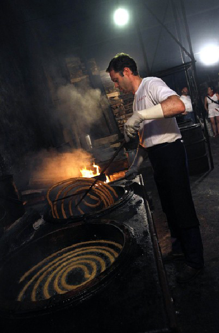 Приготовление испанского чурроса (churros) во время фестиваля Сан Фермин в Памплоне, 9 июля 2010 года.