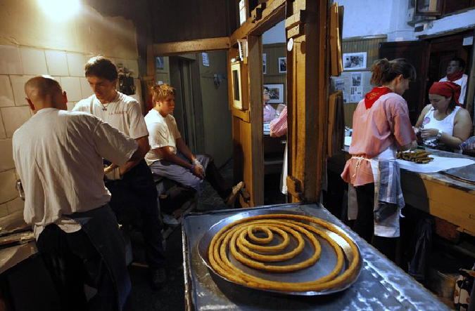 Приготовление испанского чурроса (churros) во время фестиваля Сан Фермин в Памплоне, 9 июля 2010 года.